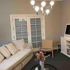 Cozy 4-bedroom Lejlighed